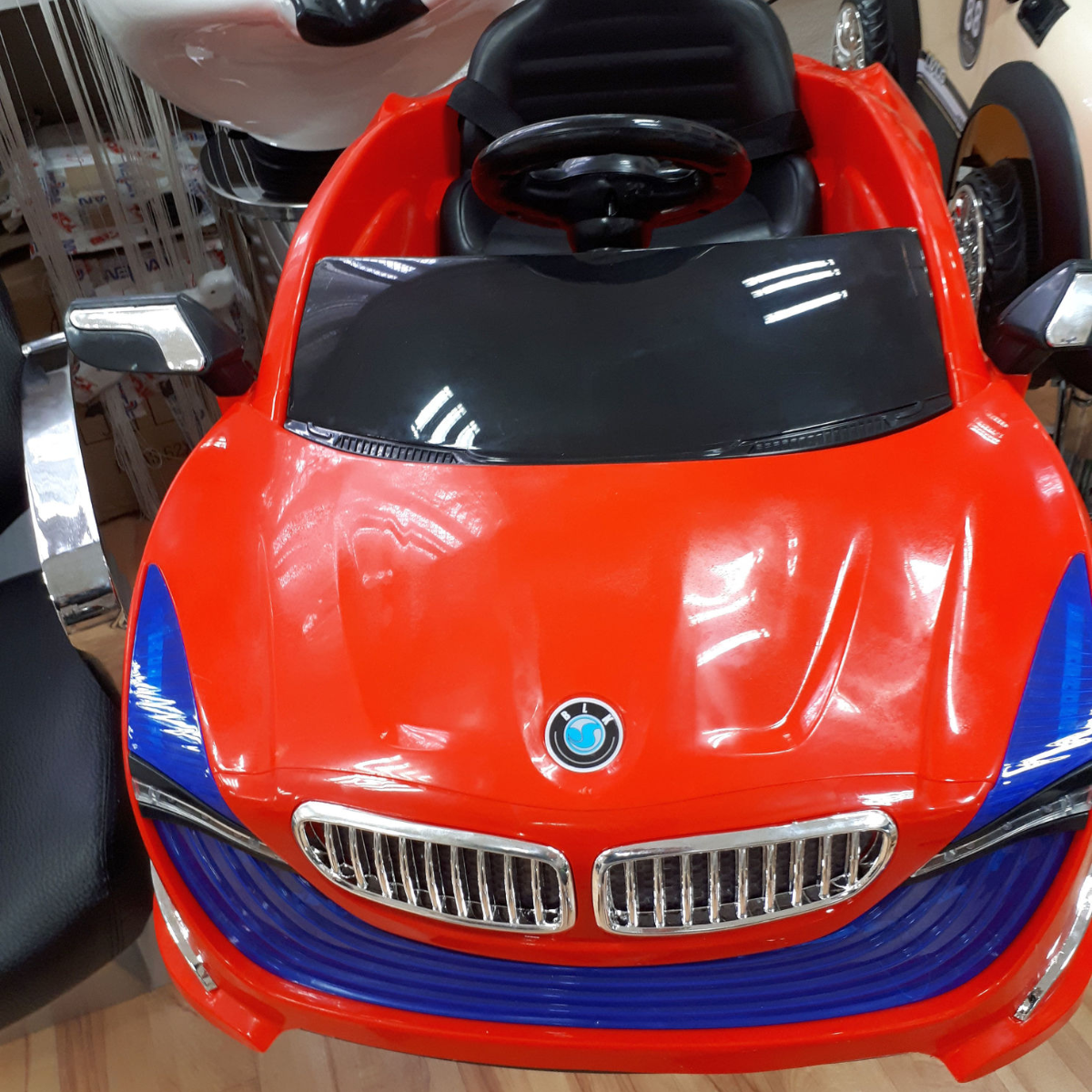 כיסא - מכונית תספורת לילדים - אדומה/צהובה מאת וולדן Welldan | | אידיאלית ל- וולדן כסאות ועזרים לילדים | מושלמת ל- {{ product_use_case }}