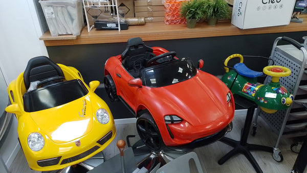 כיסא - מכונית תספורת לילדים - אדומה/צהובה מאת וולדן Welldan | | אידיאלית ל- וולדן כסאות ועזרים לילדים | מושלמת ל- {{ product_use_case }}